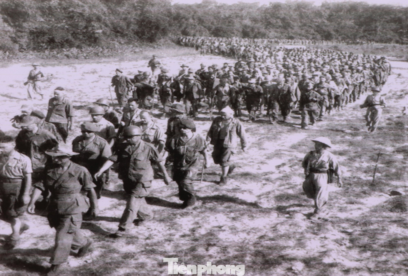 Hình ảnh các lực lượng mở đường, vận tải lương thực, vũ khí,... cho chiến dịch Điện Biên Phủ.