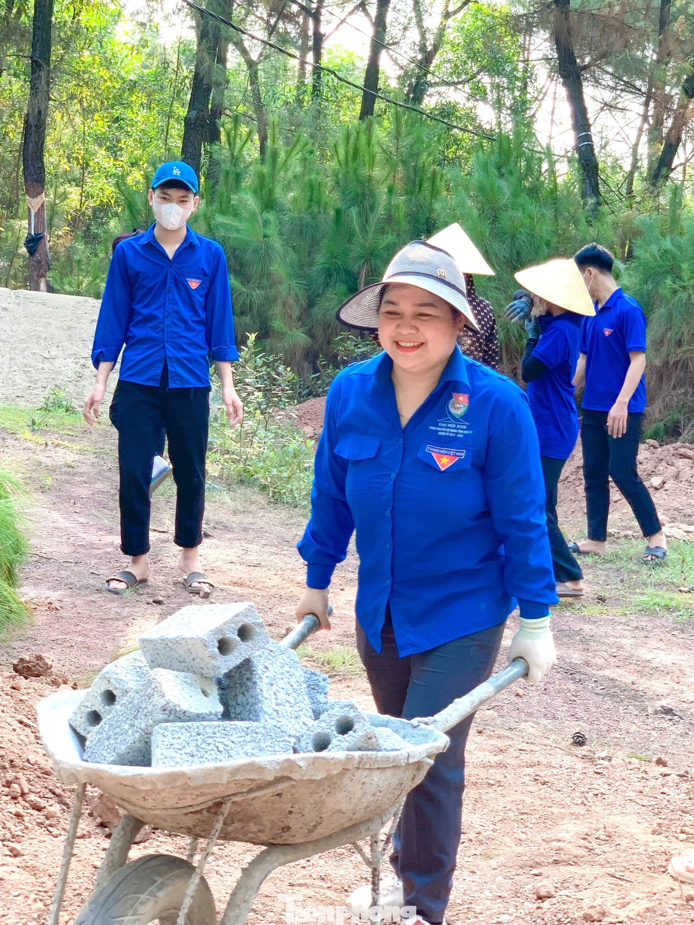 “Đây là một trong những hoạt động ý nghĩa hưởng ứng chiến dịch thanh niên tình nguyện hè tỉnh Nghệ An năm 2023. Với tinh thần xung kích, tình nguyện của tuổi trẻ, các bạn đoàn viên thanh niên đã không quản nắng nóng gay gắt làm việc rất hăng say với tinh thần trách nhiệm cao. Tranh thủ thời tiết thuận lợi, các lực lượng tổ chức xây dựng bảo đảm an toàn tuyệt đối, làm đến đâu chắc đến đó”, chị Hoa chia sẻ.