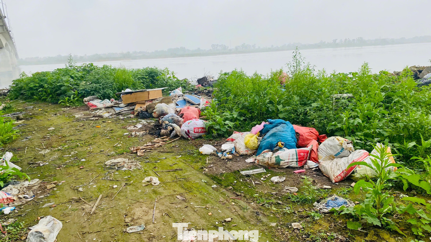 Theo ghi nhận, do khu vực này nằm xa khu dân cư, ít người qua lại nên một số người đã lợi dụng để đổ trộm rác thải xuống dòng sông. Bên cạnh đó, việc thiếu các điểm tập kết rác thải hợp lý và hệ thống thu gom rác chưa hiệu quả cũng là nguyên nhân khiến tình trạng xả rác bừa bãi gia tăng. Theo ghi nhận, do khu vực này nằm xa khu dân cư, ít người qua lại nên một số người đã lợi dụng để đổ trộm rác thải xuống dòng sông. Bên cạnh đó, việc thiếu các điểm tập kết rác thải hợp lý và hệ thống thu gom rác chưa hiệu quả cũng là nguyên nhân khiến tình trạng xả rác bừa bãi gia tăng.