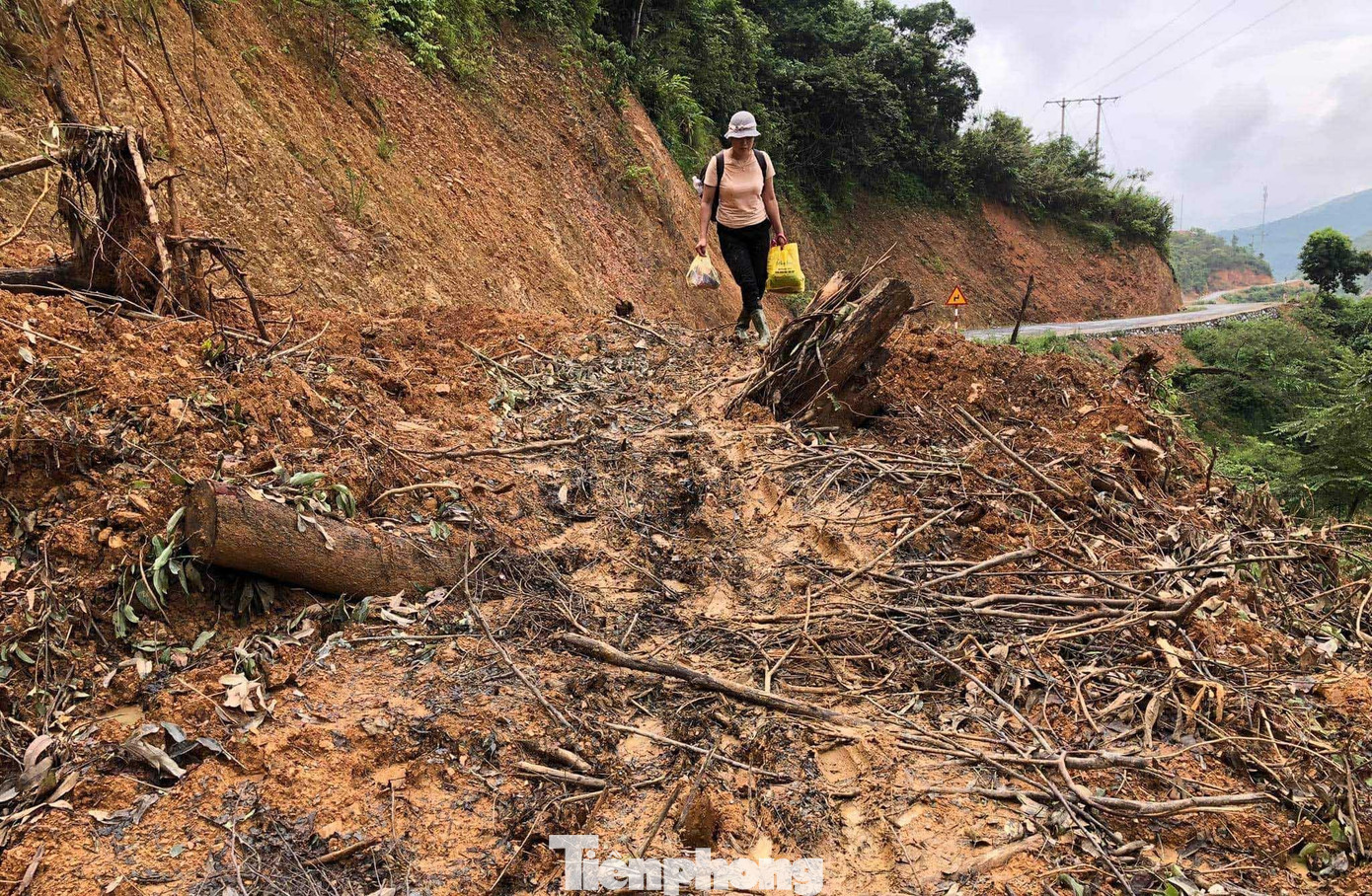 Băng qua những điểm sạt lở khá nguy hiểm, một bên là vách núi, một bên là vực sâu để vào điểm trường
