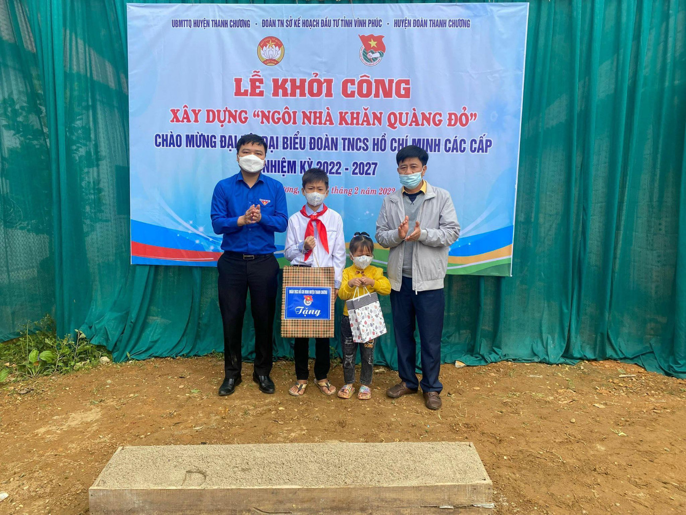 Khởi công xây dựng ngôi nhà khăn quàng đỏ cho thiếu nhi tôn giáo có hoàn cảnh khó khăn. Khởi công xây dựng ngôi nhà khăn quàng đỏ cho thiếu nhi tôn giáo có hoàn cảnh khó khăn.