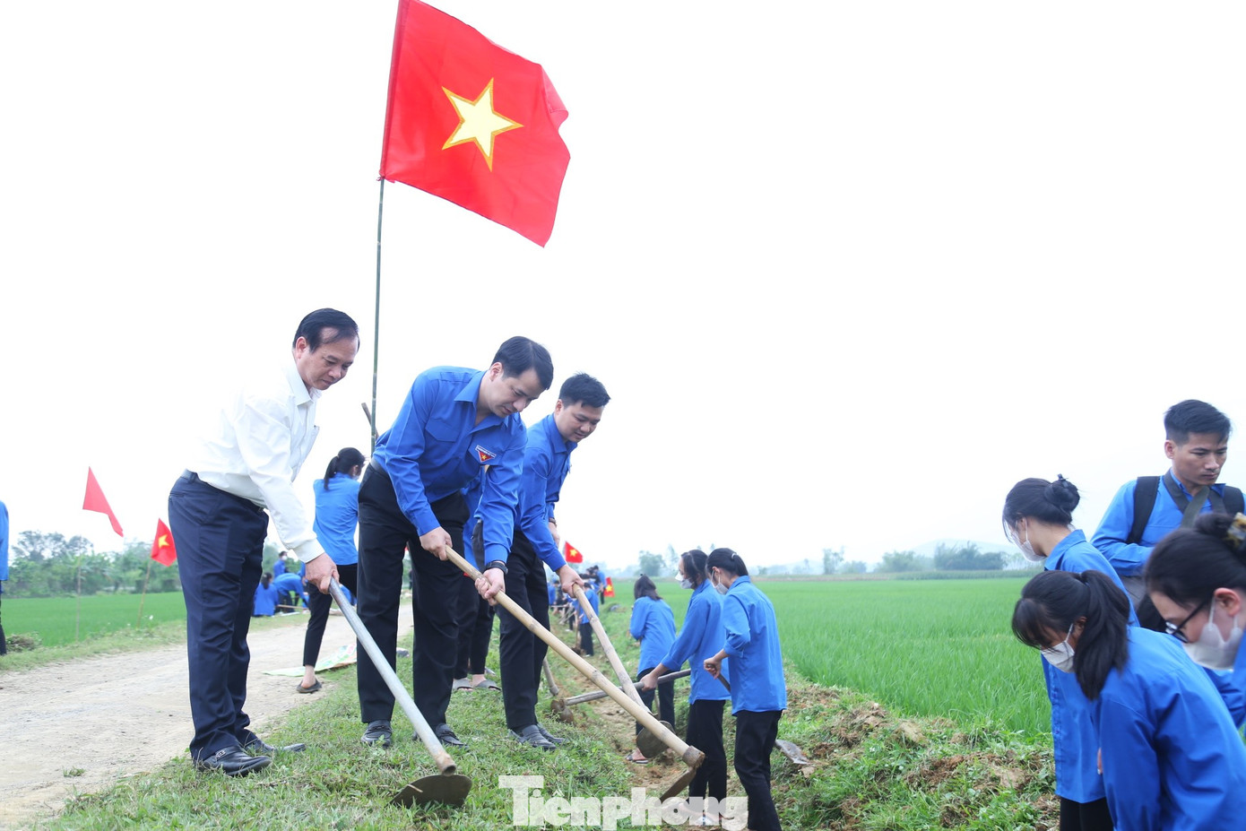 Dọn vệ sinh môi trường, nạo vét kênh mương nội đồng