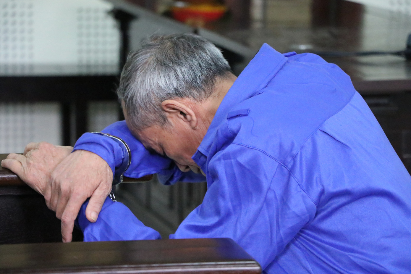 Bị cáo Hùng gục đầu vào bục khai báo trong thời gian chờ Hội đồng xét xử nghị án