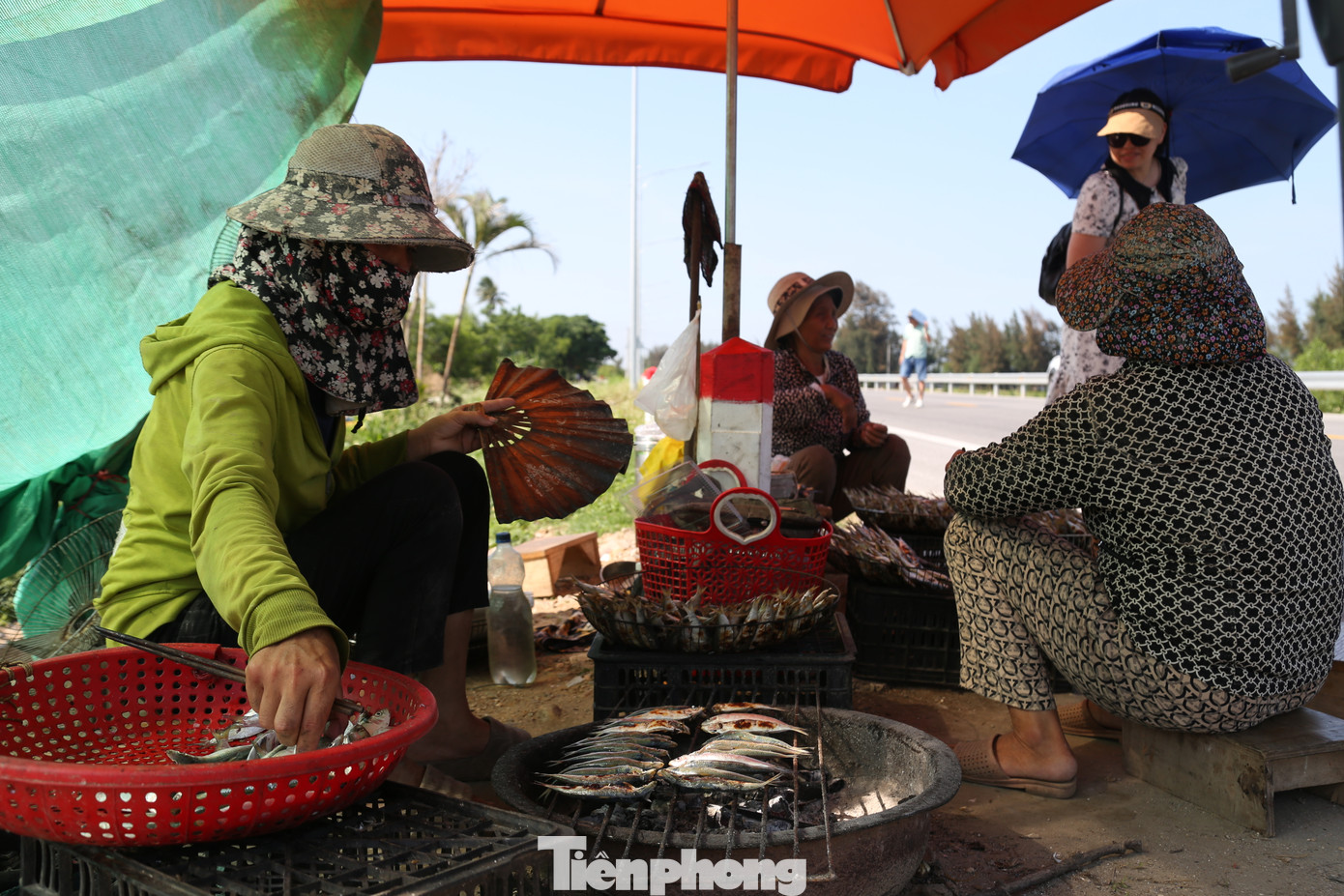 Thương lái nhóm bếp than ngay trước cổng nhà, dọc tuyến đường ven biển để nướng cá bán. Giá cá trích nướng là 40.000 đồng/kg.