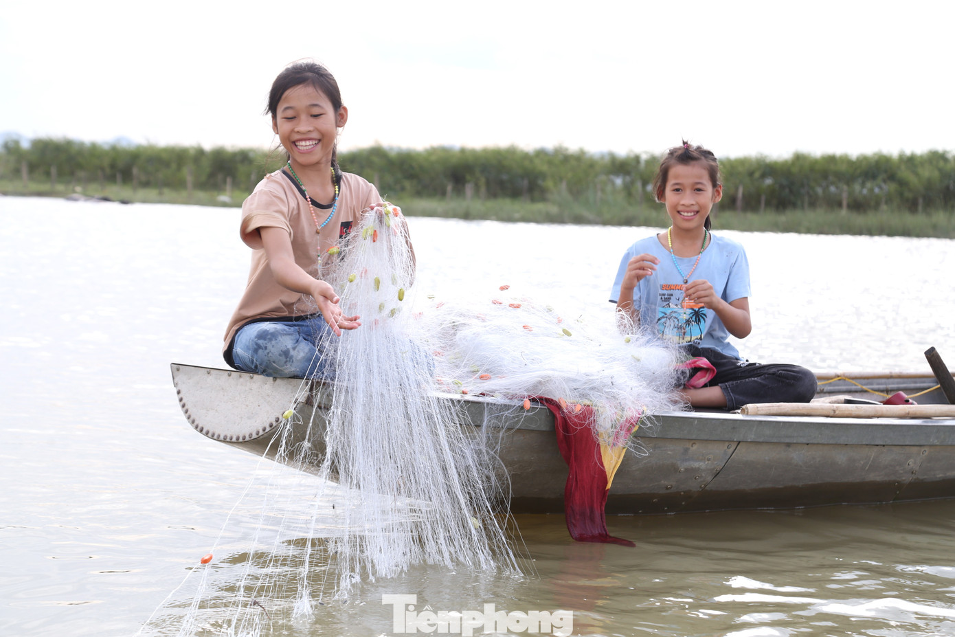 Ngay từ nhỏ, các em đã biết phụ giúp bố mẹ thả lưới đánh cá.