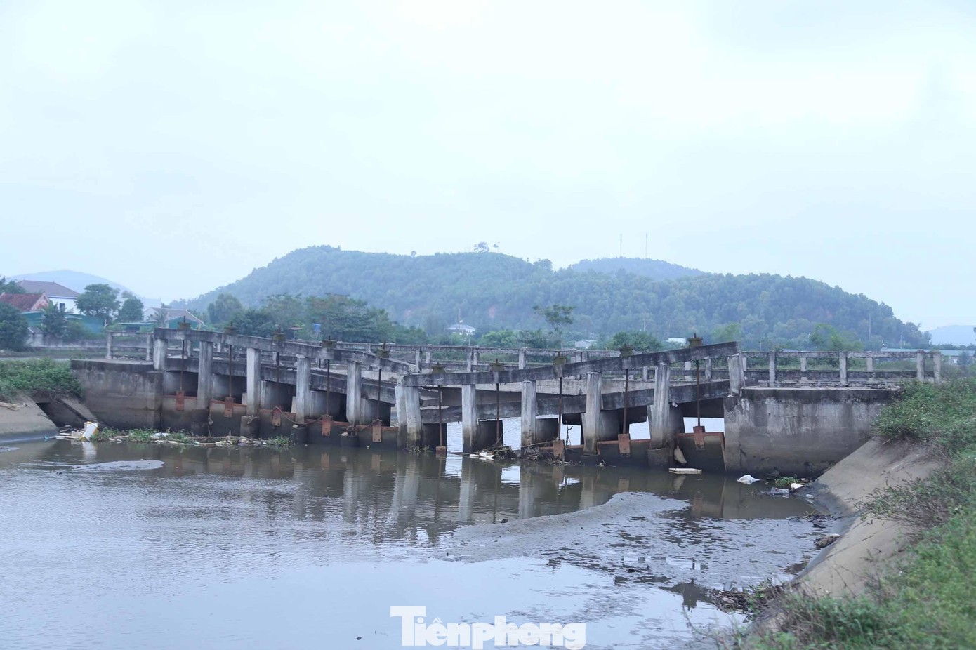 Do cầu Khe Đầm bị hư hỏng, không còn khả năng điều tiết nước, nên lượng nước dồn về cầu Giằng (cách cầu Khe Đầm chừng 500m) khiến một số đoạn trên thân cầu bị gãy đổ. Do cầu Khe Đầm bị hư hỏng, không còn khả năng điều tiết nước, nên lượng nước dồn về cầu Giằng (cách cầu Khe Đầm chừng 500m) khiến một số đoạn trên thân cầu bị gãy đổ.