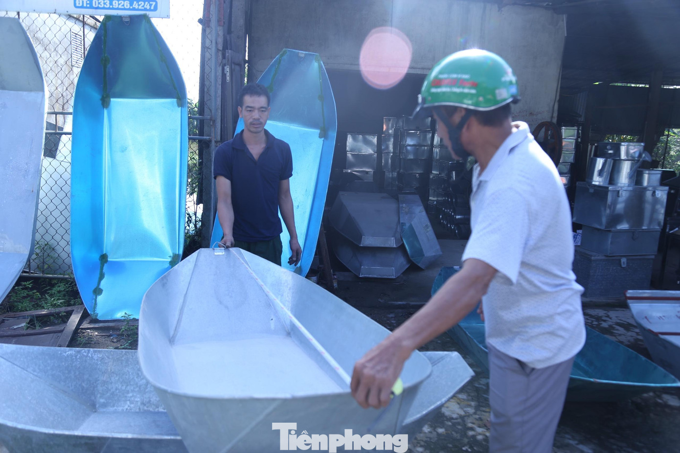 Ông Trương Văn Tám, Chủ tịch UBND xã Hưng Thịnh cho biết: “Nghề gò hàn tôn ở Hưng Thịnh có truyền thống lâu đời. Những ngày qua, mưa lũ kéo dài, nhiều nơi bị ngập trong biển nước, do đó, mặt hàng thuyền tôn được rất nhiều người tìm mua. Hiện địa phương cũng đang có định hướng xây dựng làng nghề để sản xuất bài bản, nâng cao chất lượng, cung ứng đủ số lượng thuyền cho người dân các vùng thiên tai”.