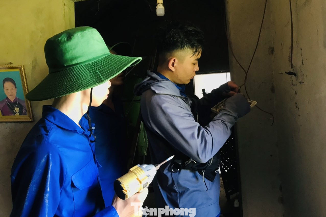 Hỗ trợ sửa điện cho nhà dân Hỗ trợ sửa điện cho nhà dân