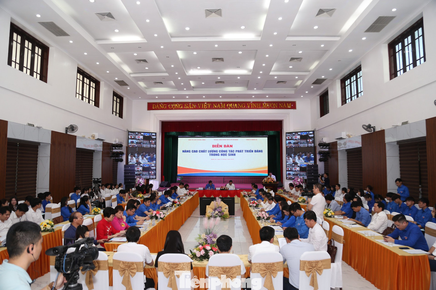 Toàn cảnh diễn đàn “Nâng cao công tác phát triển đảng trong học sinh”.