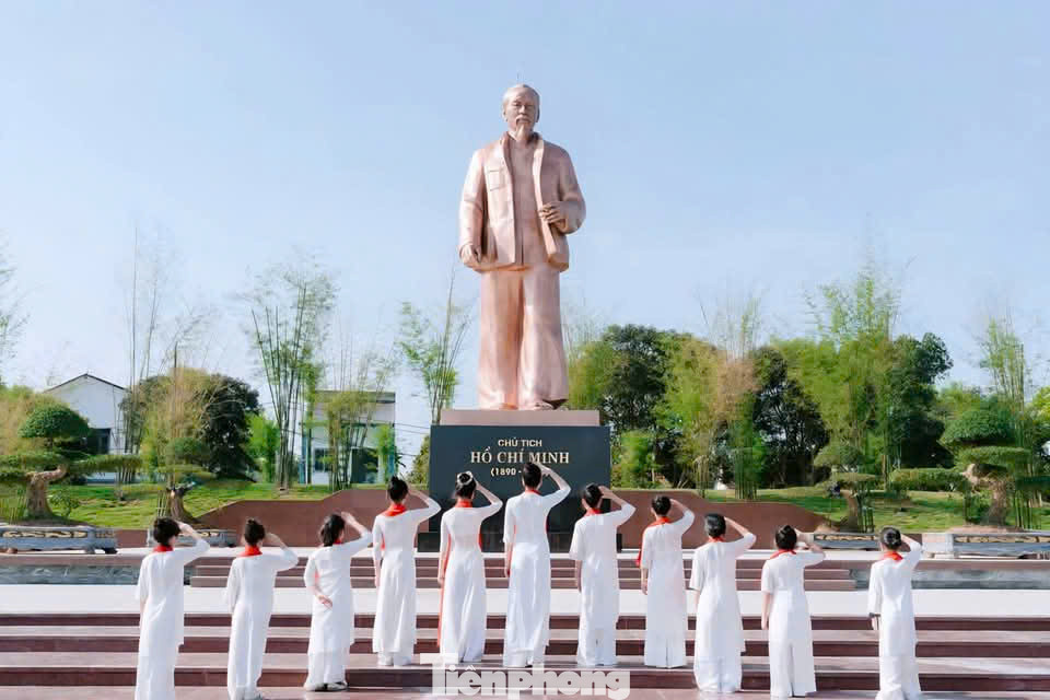 Bà Trần Thị Mỹ Hạnh, Giám đốc Sở Văn hóa thể thao và Du lịch tỉnh Nghệ An cho biết, Lễ hội Làng Sen là hoạt động chính trị, văn hóa có ý nghĩa quan trọng, thể hiện lòng biết ơn, thành kính của nhân dân đối với Chủ tịch Hồ Chí Minh – Anh hùng giải phóng dân tộc, danh nhân văn hóa kiệt xuất. “Cả cuộc đời bôn ba khắp 5 châu, 4 biển có 2 lần Bác về thăm quê là năm 1957 và năm 1961. Bộ Công an với tình cảm thiêng liêng dành cho Bác đã tặng tỉnh Nghệ An bức tượng bằng đồng này, thể hiện tình cảm tri ân của Bộ Công an và nhân dân. Đây không chỉ là tượng đài về thể khối, mà Bác Hồ là tượng đài bất diệt trong lòng dân, trong muôn triệu trái tim, mỗi người con đất Việt”, bà Hạnh chia sẻ. Bà Trần Thị Mỹ Hạnh, Giám đốc Sở Văn hóa thể thao và Du lịch tỉnh Nghệ An cho biết, Lễ hội Làng Sen là hoạt động chính trị, văn hóa có ý nghĩa quan trọng, thể hiện lòng biết ơn, thành kính của nhân dân đối với Chủ tịch Hồ Chí Minh – Anh hùng giải phóng dân tộc, danh nhân văn hóa kiệt xuất. “Cả cuộc đời bôn ba khắp 5 châu, 4 biển có 2 lần Bác về thăm quê là năm 1957 và năm 1961. Bộ Công an với tình cảm thiêng liêng dành cho Bác đã tặng tỉnh Nghệ An bức tượng bằng đồng này, thể hiện tình cảm tri ân của Bộ Công an và nhân dân. Đây không chỉ là tượng đài về thể khối, mà Bác Hồ là tượng đài bất diệt trong lòng dân, trong muôn triệu trái tim, mỗi người con đất Việt”, bà Hạnh chia sẻ.