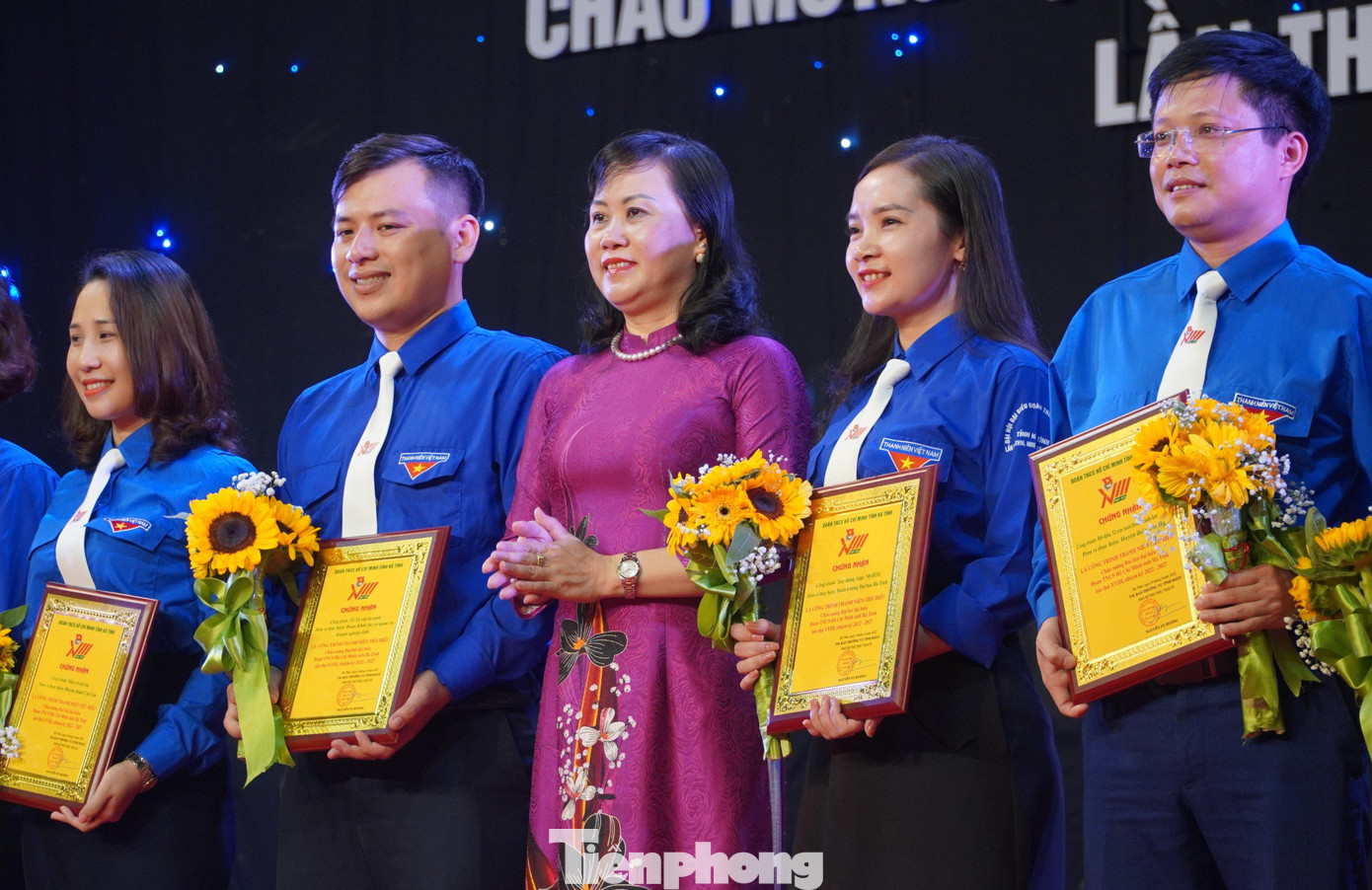 Dịp này, 16 công trình tiêu biểu trong phong trào thi đua Chào mừng Đại hội Đại biểu Đoàn TNCS Hồ Chí Minh lần thứ XVIII cũng đã được tuyên dương. Dịp này, 16 công trình tiêu biểu trong phong trào thi đua Chào mừng Đại hội Đại biểu Đoàn TNCS Hồ Chí Minh lần thứ XVIII cũng đã được tuyên dương.