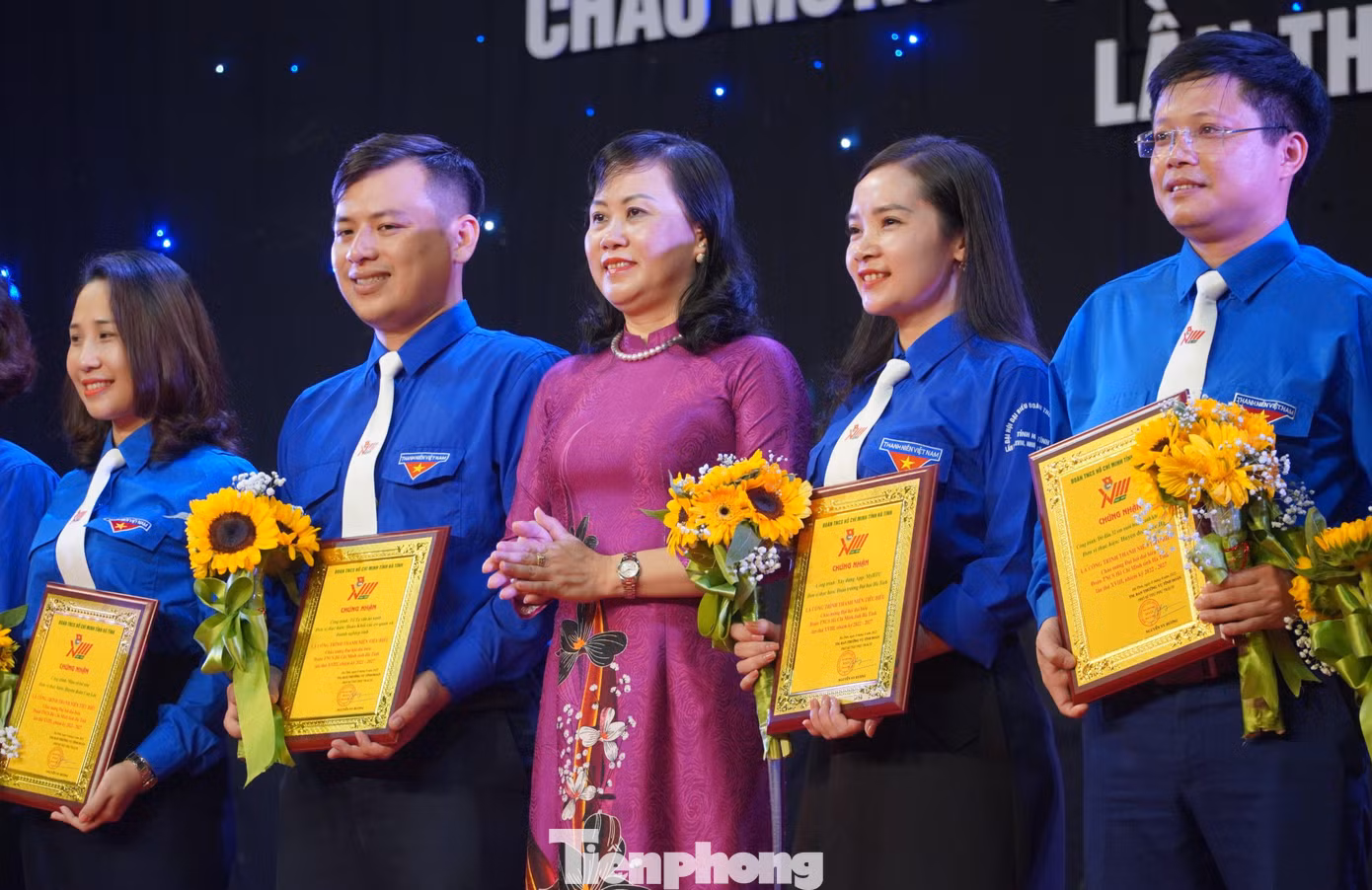 Dịp này, 16 công trình tiêu biểu trong phong trào thi đua Chào mừng Đại hội Đại biểu Đoàn TNCS Hồ Chí Minh lần thứ XVIII cũng đã được tuyên dương. Dịp này, 16 công trình tiêu biểu trong phong trào thi đua Chào mừng Đại hội Đại biểu Đoàn TNCS Hồ Chí Minh lần thứ XVIII cũng đã được tuyên dương.