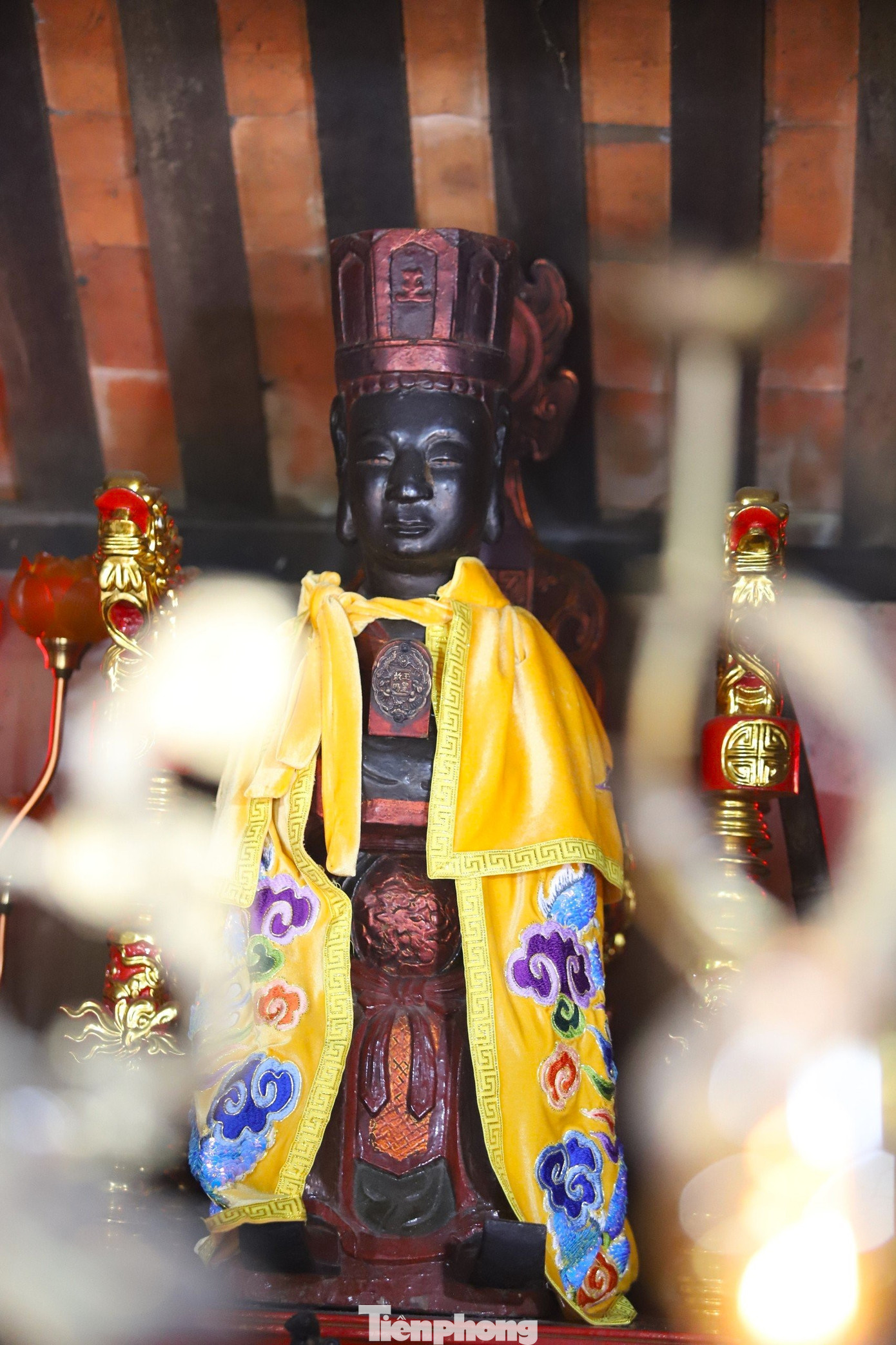 Mai Hắc Đế tên thật là Mai Thúc Loan, quê gốc ở làng Mai Phụ, huyện Lộc Hà, tỉnh Hà Tĩnh. Năm 713, ông đã lãnh đạo cuộc khởi nghĩa Hoan Châu lật đổ ách đô hộ của nhà Đường lập nên nhà nước Vạn An (713 - 722). Sau sự kiện này, ông được suy tôn làm hoàng đế. Đến năm 722, quân Đường quay lại đàn áp cuộc khởi nghĩa, bị vây hãm, Mai Hắc Đế mất năm 723.