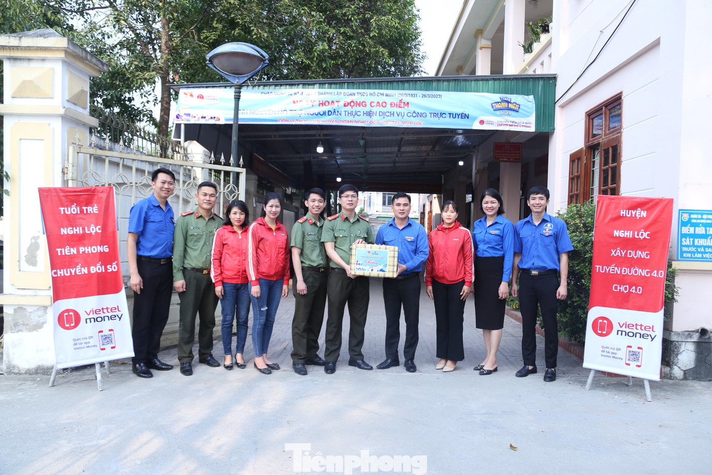 Ngày 18/3, các cấp bộ Đoàn toàn tỉnh đồng loạt tổ chức các hoạt động hưởng ứng Ngày cao điểm tình nguyện hỗ trợ người dân thực hiện dịch vụ công trực tuyến và các hoạt động chuyển đổi số năm 2023. Tham dự có anh Vũ Minh Thảo – Uỷ viên BCH, Phó Ban Thanh niên Nông thôn Trung ương Đoàn. Ảnh: Thu Hiền