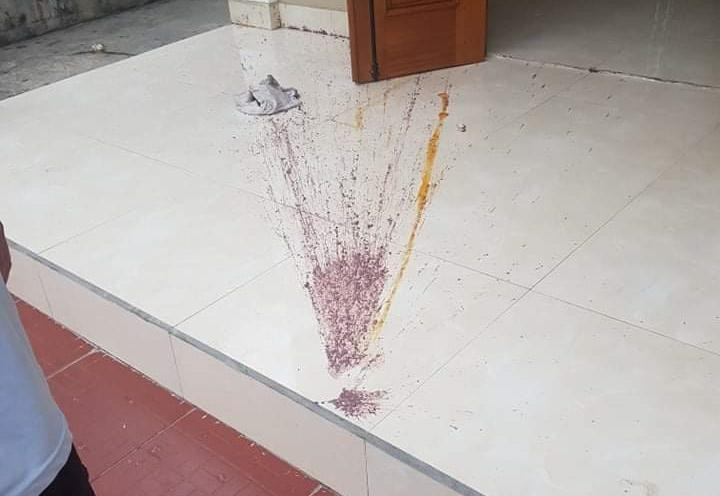 Hình ảnh mắm tôm bị các đối tượng ném vào một nhà dân