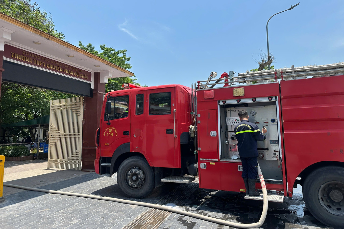 Đội cảnh sát Phòng cháy chữa cháy và cứu hộ cứu nạn số 1, Công an tỉnh Nghệ An triển khai chữa cháy. Đội cảnh sát Phòng cháy chữa cháy và cứu hộ cứu nạn số 1, Công an tỉnh Nghệ An triển khai chữa cháy.