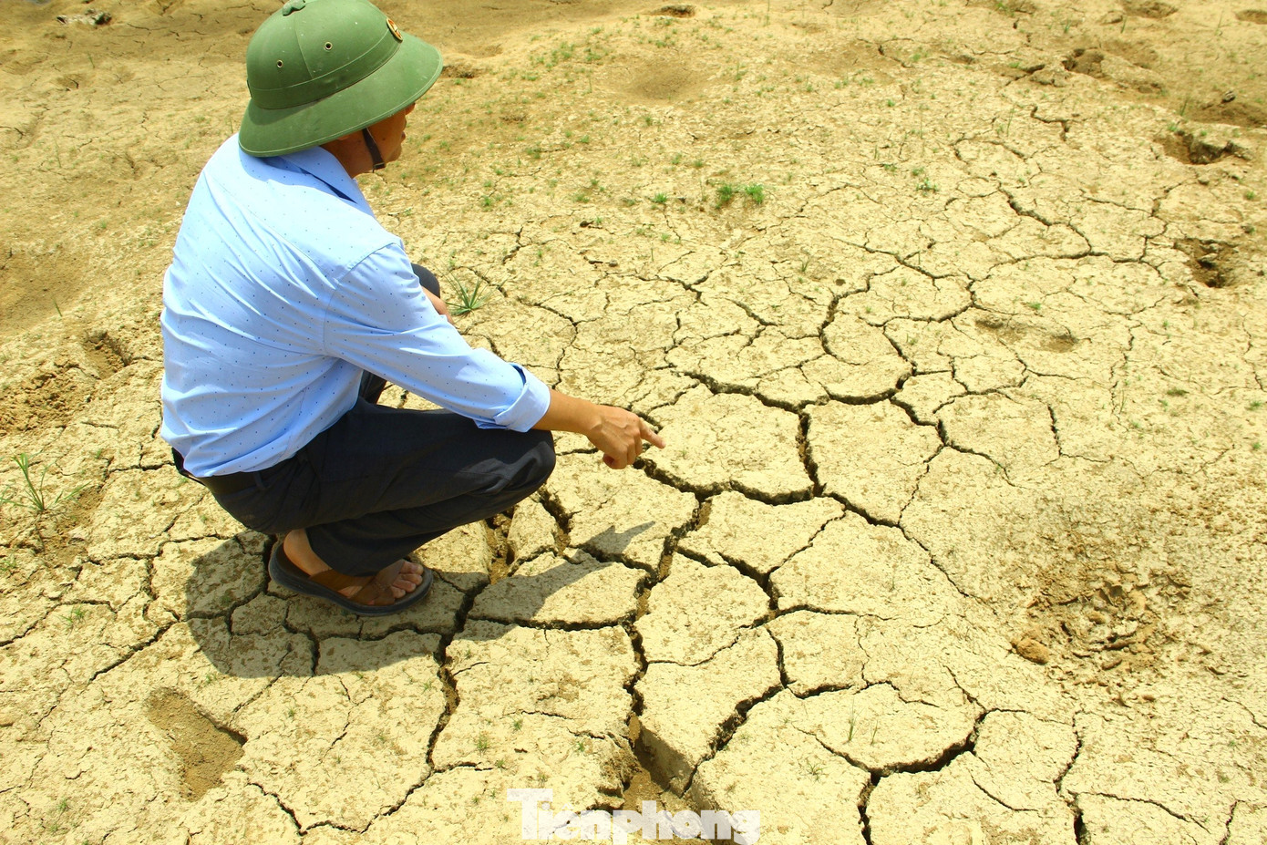 Theo ghi nhận, hiện mực nước tại các đập Gà, đập Giếng Tợi, đập Nậu… đã xuống hơn 50%, có hồ mực nước chỉ dao động khoảng vài chục centimet, người dân có thể qua lại giữa lòng hồ dễ dàng. Theo ghi nhận, hiện mực nước tại các đập Gà, đập Giếng Tợi, đập Nậu… đã xuống hơn 50%, có hồ mực nước chỉ dao động khoảng vài chục centimet, người dân có thể qua lại giữa lòng hồ dễ dàng.