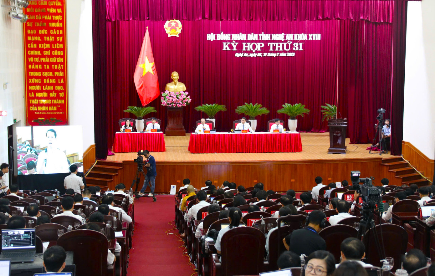 Quang cảnh Kỳ họp thứ 31 Hội đồng nhân dân tỉnh Nghệ An khóa XVIII. Quang cảnh Kỳ họp thứ 31 Hội đồng nhân dân tỉnh Nghệ An khóa XVIII.