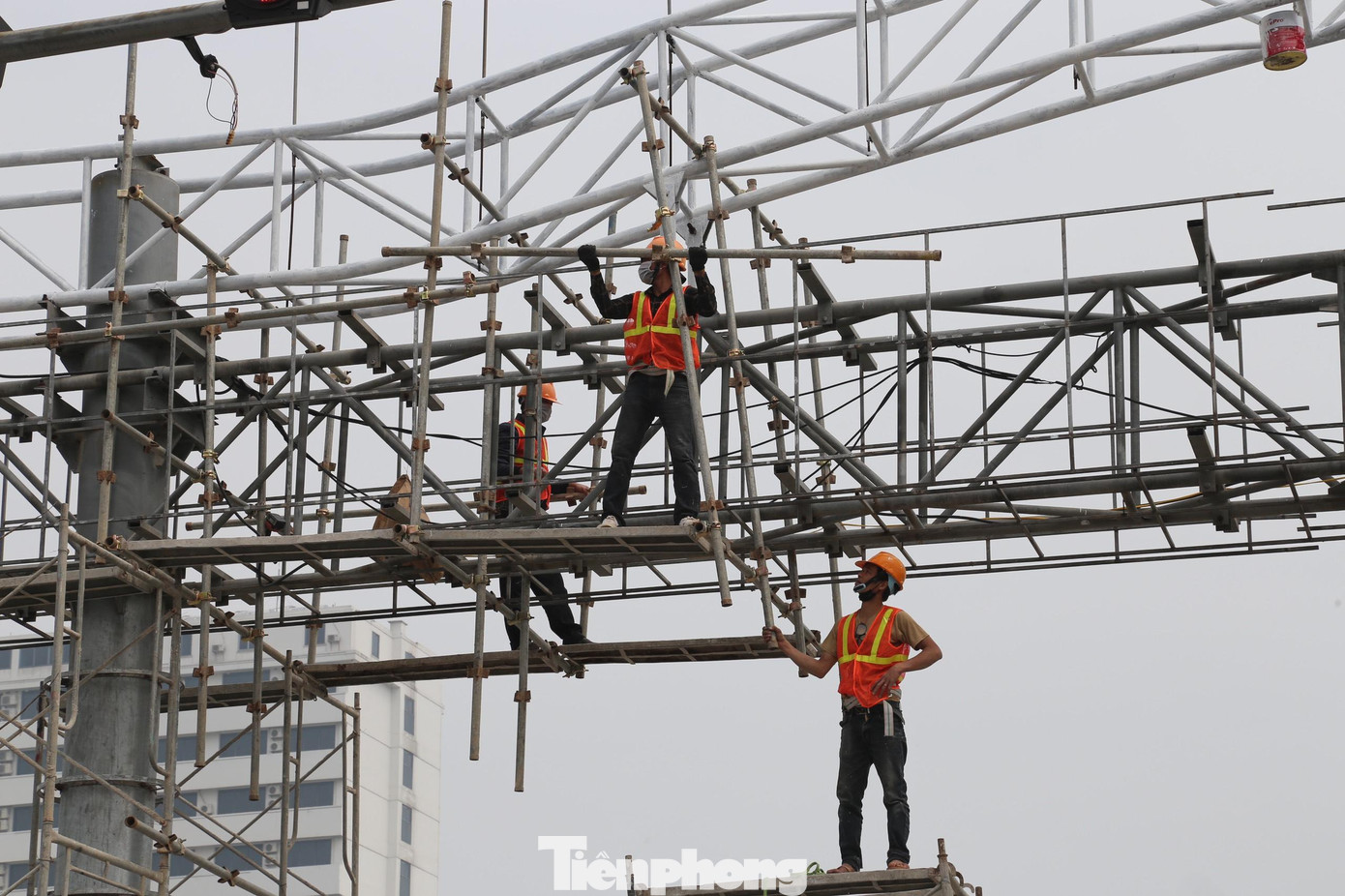 “Tranh thủ thời tiết nắng ráo chúng tôi triển khai làm cho kịp tiến độ bàn giao. Sau thời gian dài nghỉ vì dịch COVID-19, chúng tôi cũng rất hào hứng được hòa mình vào không khí nhộn nhịp ở Cửa Lò”, một công nhân đang thi công cho biết.
