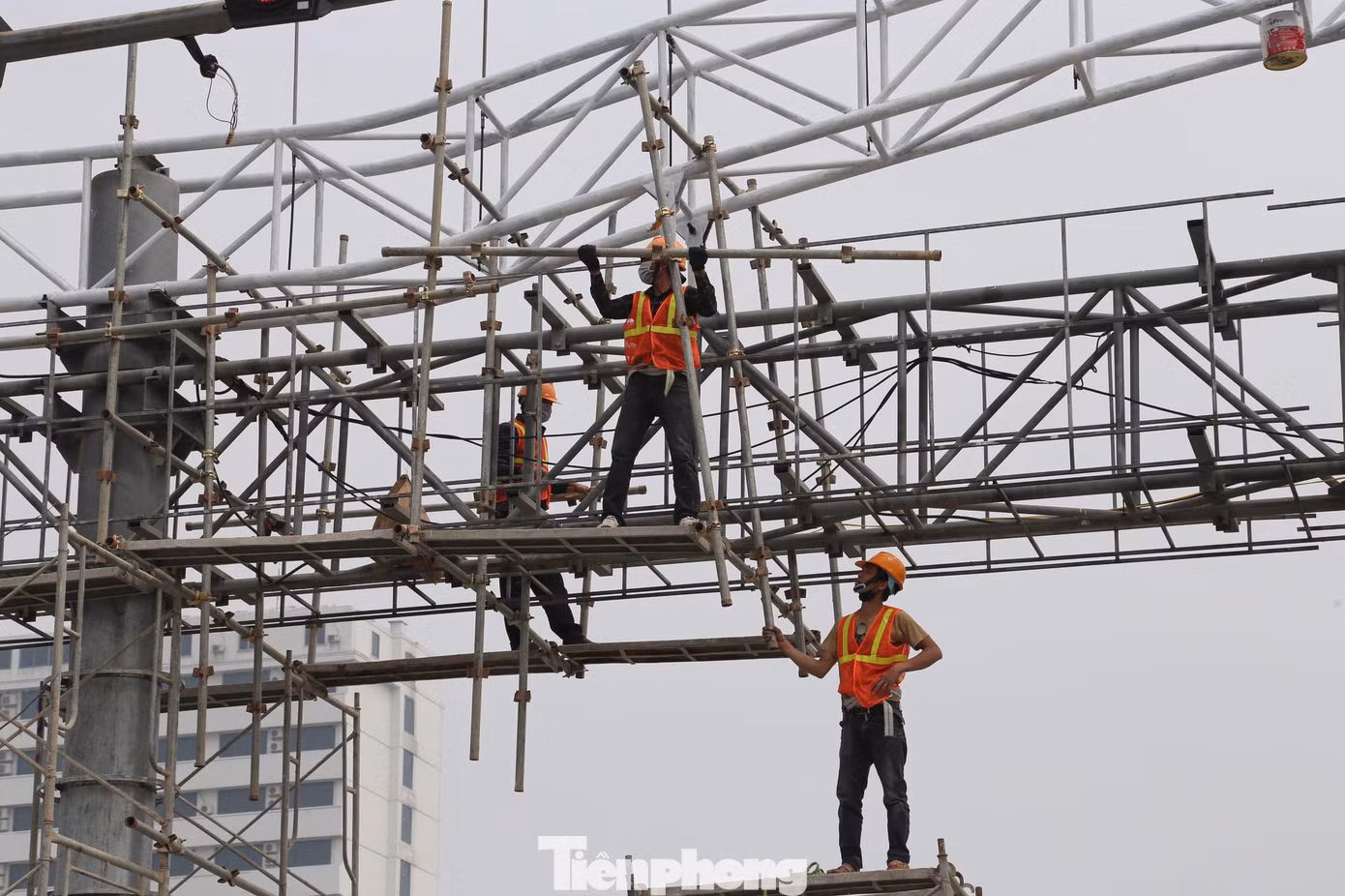 “Tranh thủ thời tiết nắng ráo chúng tôi triển khai làm cho kịp tiến độ bàn giao. Sau thời gian dài nghỉ vì dịch COVID-19, chúng tôi cũng rất hào hứng được hòa mình vào không khí nhộn nhịp ở Cửa Lò”, một công nhân đang thi công cho biết.