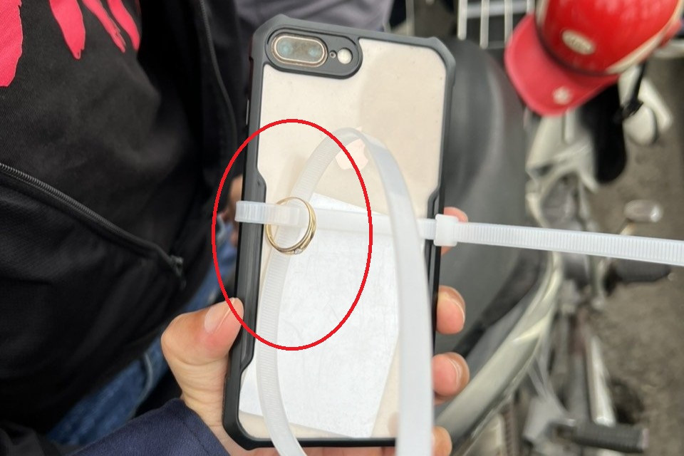 Điện thoại và chiếc nhẫn vàng anh Đ. để lại trên cầu Điện thoại và chiếc nhẫn vàng anh Đ. để lại trên cầu