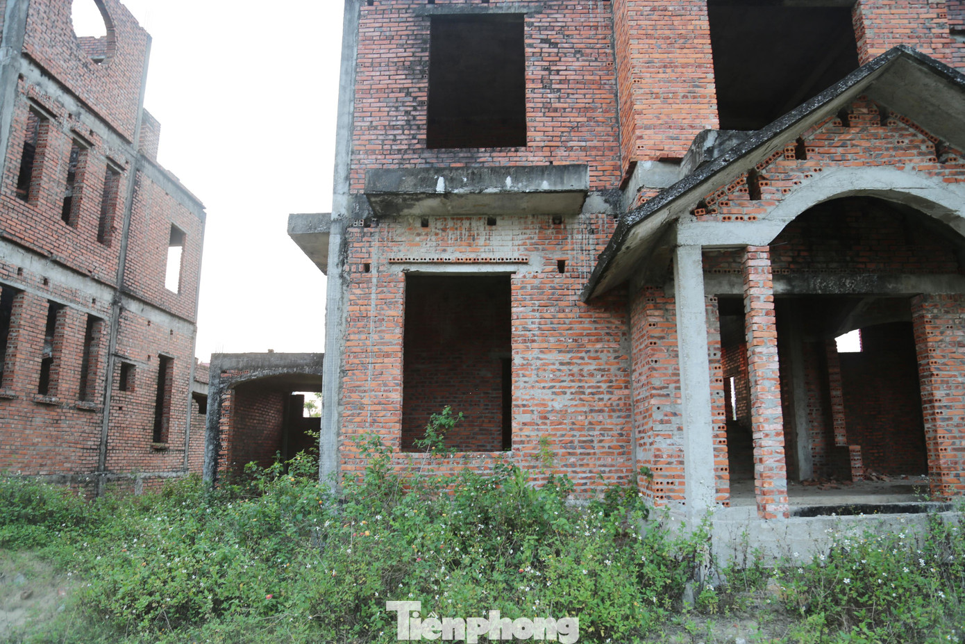 Sau khi hoàn thành thủ tục pháp lý, chủ đầu tư đã hoàn thiện mặt bằng triển khai dự án. Tuy nhiên, một số hạng mục công trình xây dựng không đúng quy hoạch được duyệt và tiến độ so với quy định.