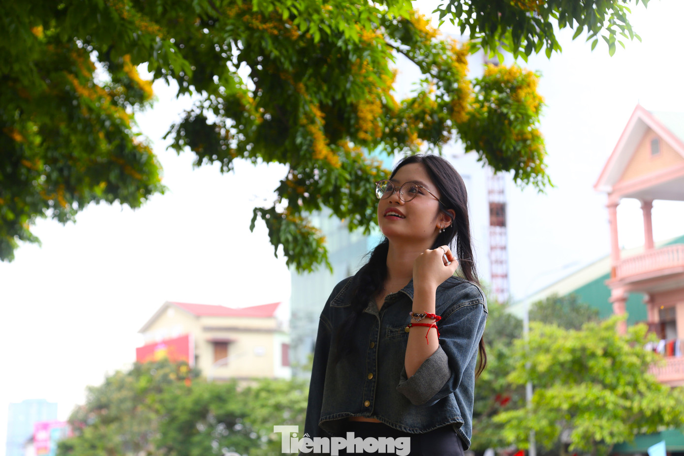 Những hàng cây xanh mướt với hoa vàng rực rỡ không chỉ thu hút nhiều người dân thành phố mà còn tạo ấn tượng với bạn bè và du khách khi trở về thành Vinh dịp này.