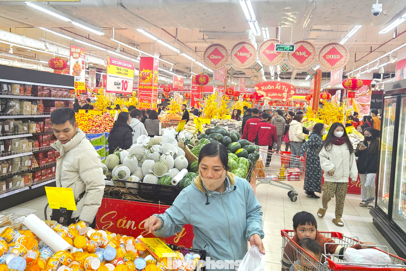 Dịp này, nhiều chương trình khuyến mãi khủng cũng được nhiều thương hiệu áp dụng với các mẫu mã phong phú hơn. Những mặt hàng được người dân quan tâm nhất là các nhu yếu phẩm, thực phẩm phục vụ dịp Tết.