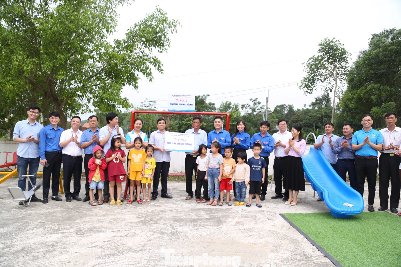 Dịp này, Ban Dân vận Tỉnh ủy, Ủy ban MTTQ Việt Nam tỉnh và các tổ chức chính trị xã hội cấp tỉnh Nghệ An đã khánh thành và trao tặng công trình sân chơi thiếu nhi ở xã Mỹ Sơn, huyện Đô Lương.