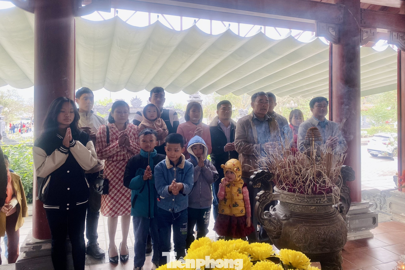 Bà Nguyễn Thị Huệ (trú huyện Nghi Lộc, Nghệ An) chia sẻ: “Năm nào cũng vậy, dịp đầu năm mới, gia đình tôi lại về Truông Bồn. Năm nay, các con cháu về đông đủ hơn. Đứng trước mộ chung của các TNXP, nghe kể về Truông Bồn, thật sự không cầm được nước mắt”.