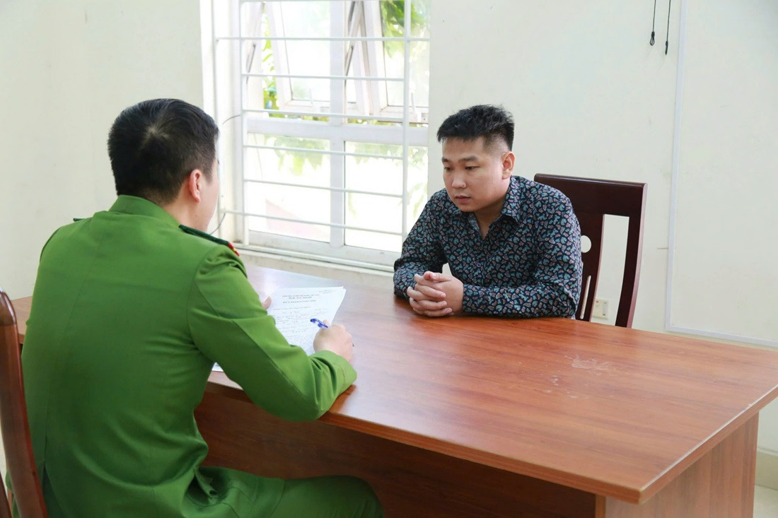 Công an lấy lời khai một trong các đối tượng