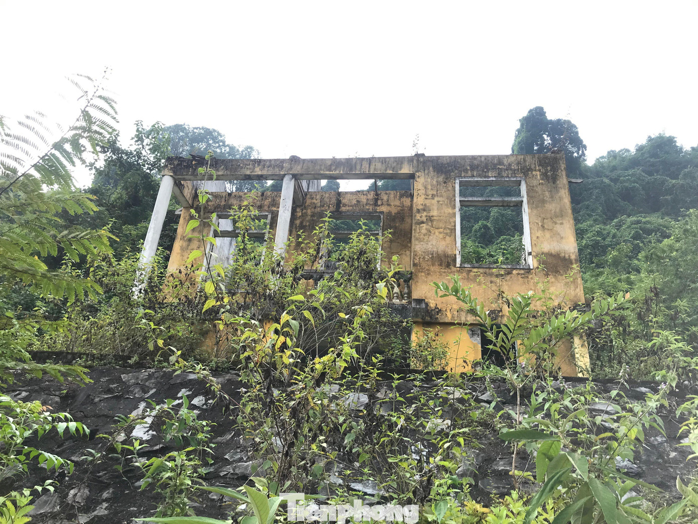 Ông Lương Văn Đông, Trưởng bản Khe Chóng cho biết: “Đã nhiều lần đá từ trên núi rơi xuống trúng nhà dân trong bản, may mắn chưa có thiệt hại về người. Trên núi còn nhiều loại đá như thế này lắm. Mỗi khi trời mưa xuống, nước ngấm làm đất mềm nhão thì những tảng đá long, rời ra, rất dễ lở, rơi xuống dưới”. Ông Lương Văn Đông, Trưởng bản Khe Chóng cho biết: “Đã nhiều lần đá từ trên núi rơi xuống trúng nhà dân trong bản, may mắn chưa có thiệt hại về người. Trên núi còn nhiều loại đá như thế này lắm. Mỗi khi trời mưa xuống, nước ngấm làm đất mềm nhão thì những tảng đá long, rời ra, rất dễ lở, rơi xuống dưới”.