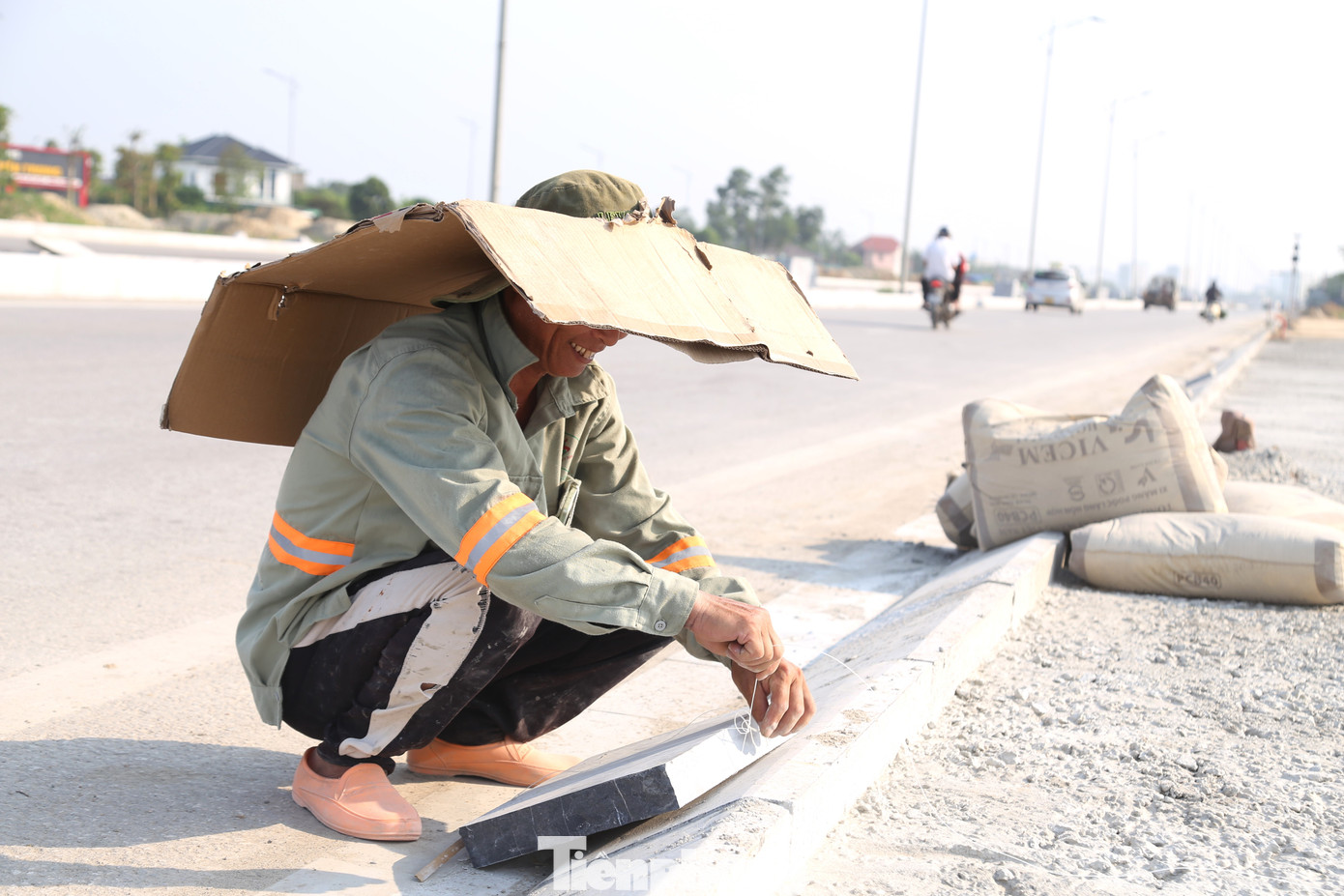 Người đàn ông này chế tấm chắn nắng từ bìa cát-tông.