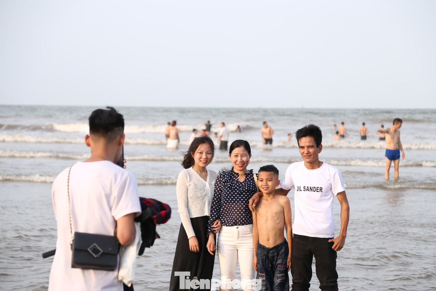 Gia đình 4 người lưu lại khoảnh khắc đẹp tại Cửa Lò.