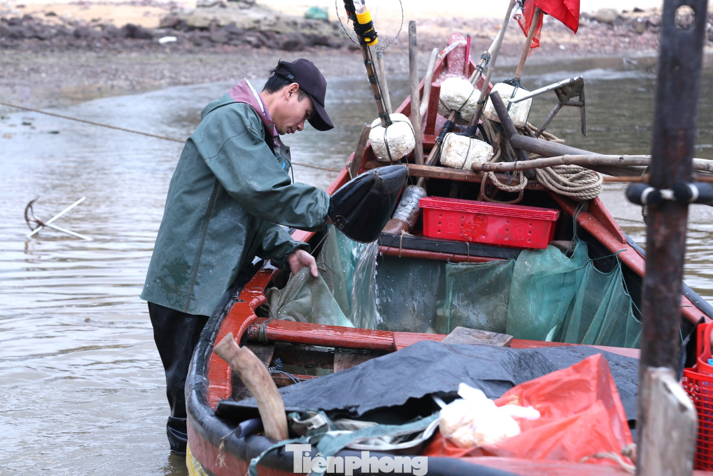 Cứ sau một chuyến biển, ngư dân lại vệ sinh thuyền sạch sẽ để tiếp tục ra khơi đánh bắt. Cứ sau một chuyến biển, ngư dân lại vệ sinh thuyền sạch sẽ để tiếp tục ra khơi đánh bắt.