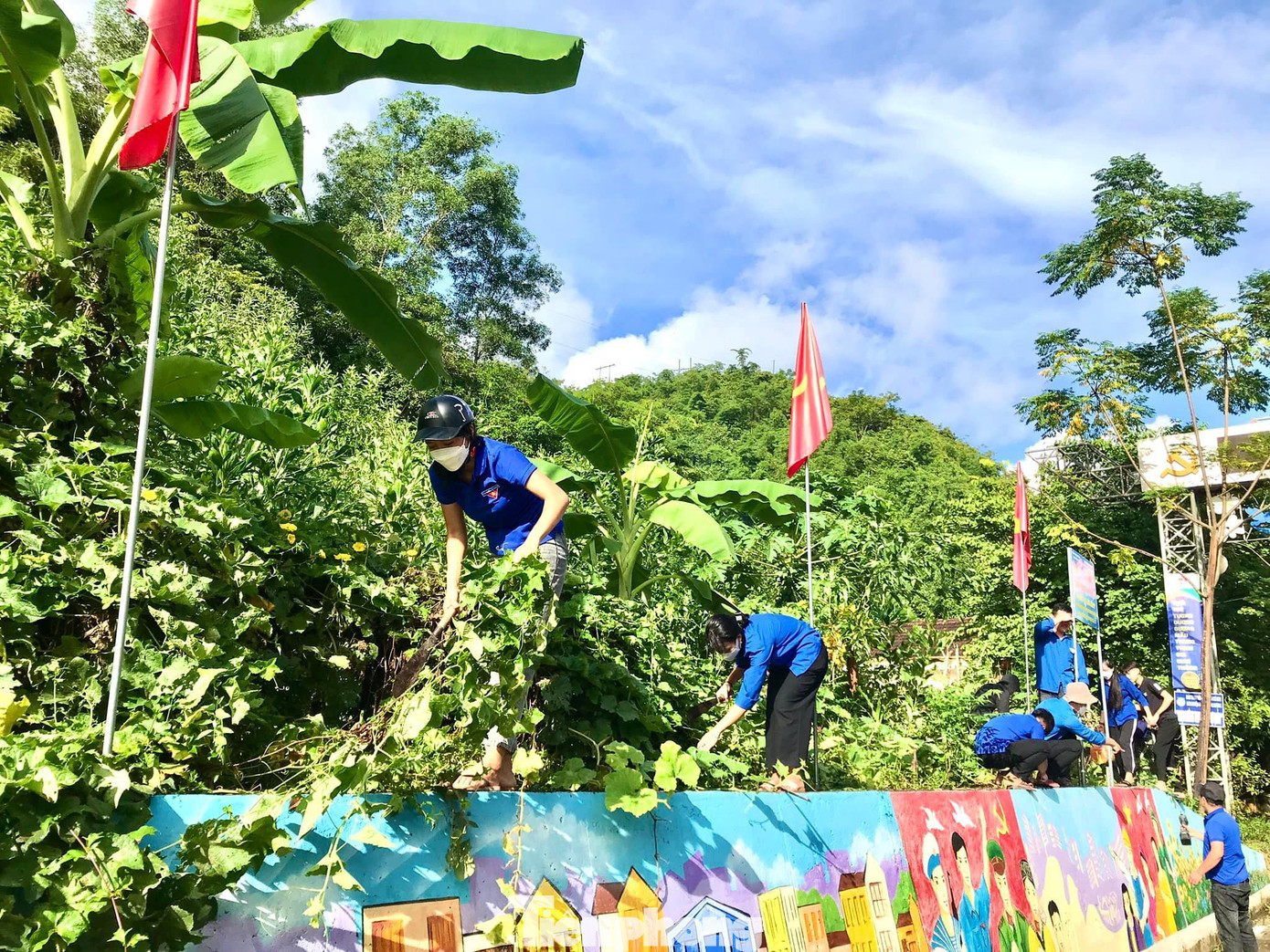 Trong ngày cao điểm, các cấp bộ Đoàn trên địa bàn toàn tỉnh đã triển khai các hoạt động tuyên truyền vận động người dân tham gia giữ gìn, bảo vệ môi trường như không xả rác nơi công cộng, thu gom các loại bao bì thuốc bảo vệ thực vật trên đồng ruộng, ra quân tổng dọn vệ sinh môi trường