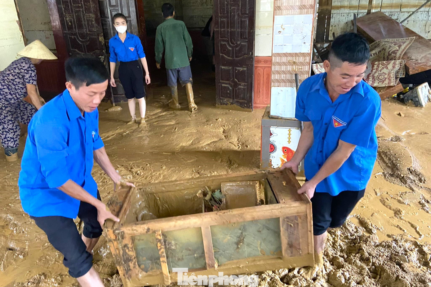 Bí thư Tỉnh Đoàn Nghệ An động viên các đoàn viên thanh niên tình nguyện xung kích tại tâm lũ. Hình ảnh “áo xanh” phủ khắp các bản làng giúp đỡ bà con khắc phục hậu quả do mưa lũ gây ra thể hiện tinh thần &quot;đâu cần thanh niên có, đâu khó có thanh niên&quot;.