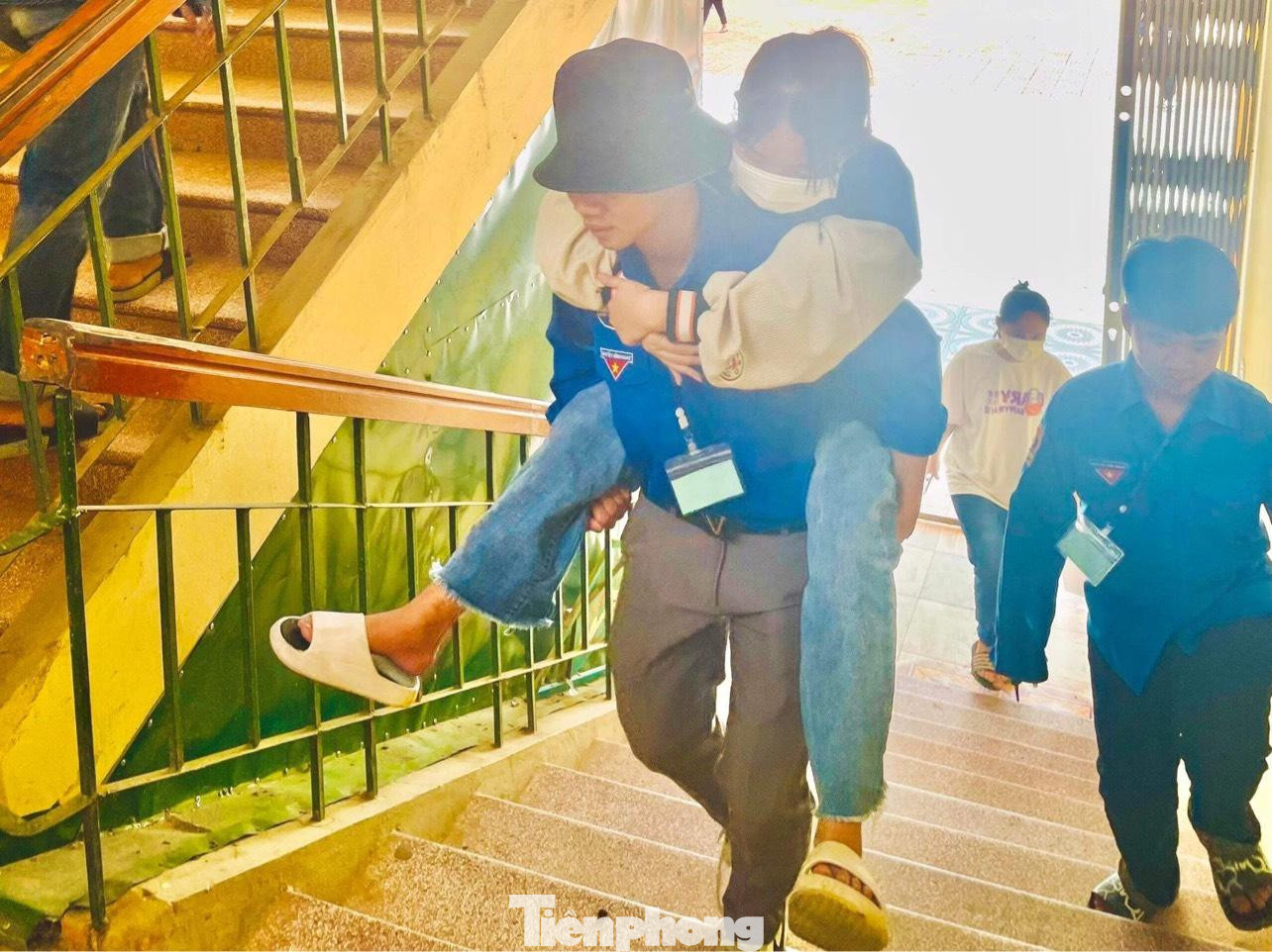 Một thí sinh bị gãy chân, không thể di chuyển, thanh niên tình nguyện Huyện Đoàn Tân Kỳ hỗ trợ em tới điểm thi, phòng thi.