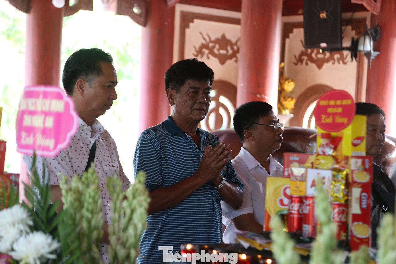 Ông Phạm Quang Toàn (56 tuổi, trú tỉnh Thái Bình) chia sẻ: “Đứng trước mộ chung, được nghe kể về sự hy sinh anh dũng của 13 liệt sĩ thanh niên xung phong trên tuyến lửa Truông Bồn, thật sự rất xúc động”.