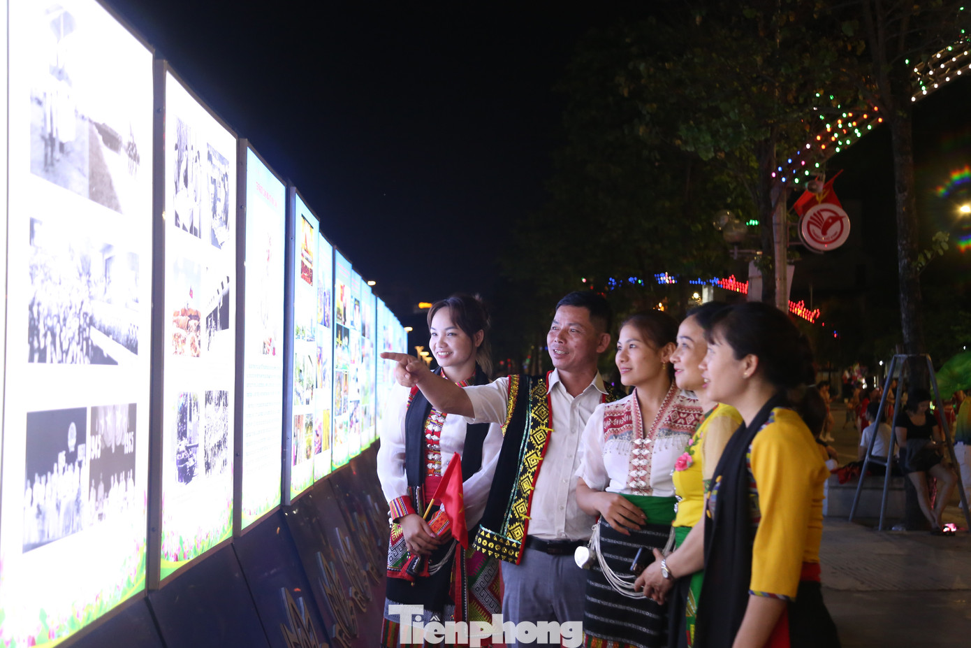 Triển lãm ảnh chuyên đề Hồ Chí Minh - đẹp nhất tên Người với gần 200 bức ảnh tư liệu về cuộc đời và sự nghiệp của Chủ tịch Hồ Chí Minh đã góp phần giúp công chúng, đặc biệt là thế hệ trẻ hôm nay tìm hiểu sâu sắc về sự ra đời của nước Việt Nam dân chủ cộng hòa, về cuộc đời, sự nghiệp, tư tưởng, đạo đức Hồ Chí Minh, tấm gương sáng về phẩm chất cao đẹp, suốt đời hy sinh vì nền độc lập tự do cho dân tộc. Thời gian trưng bày triển lãm diễn ra từ 17-30/5 tại Quảng trường Hồ Chí Minh.