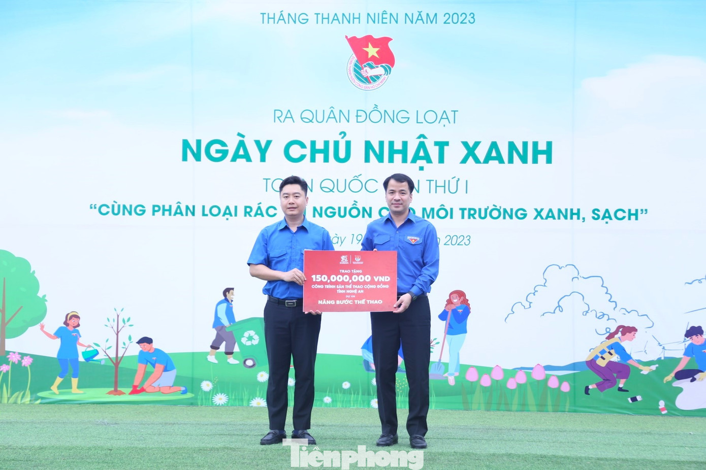 Anh Ngô Văn Cương, Bí thư BCH Trung ương Đoàn, Chủ nhiệm Ủy ban Kiểm tra Trung ương Đoàn thay mặt Ban Bí thư Trung ương Đoàn trao tặng biển hỗ trợ cho Tỉnh Đoàn Nghệ An 1 sân chơi cộng đồng trị giá 150 triệu đồng.
