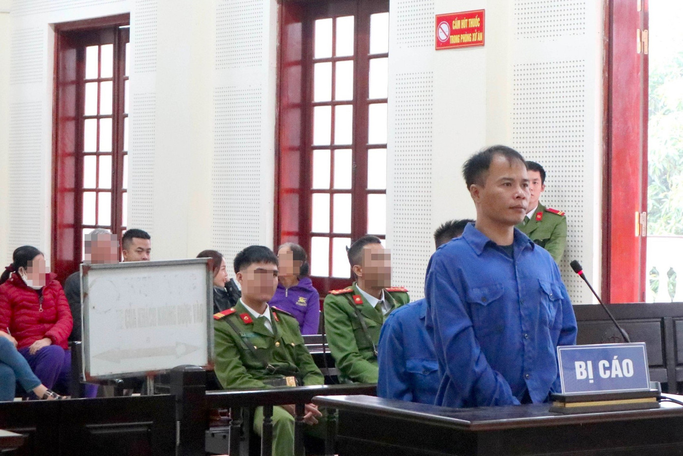 Nhiều người thân của Lê Duy Cường đến tham dự phiên tòa Nhiều người thân của Lê Duy Cường đến tham dự phiên tòa