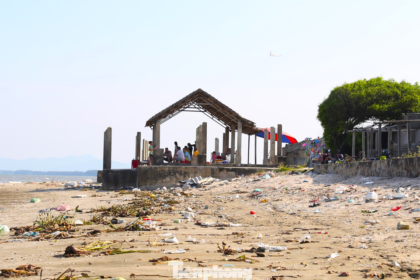 Rác thải bừa bãi dọc bờ biển khiến khung cảnh nhếch nhác.