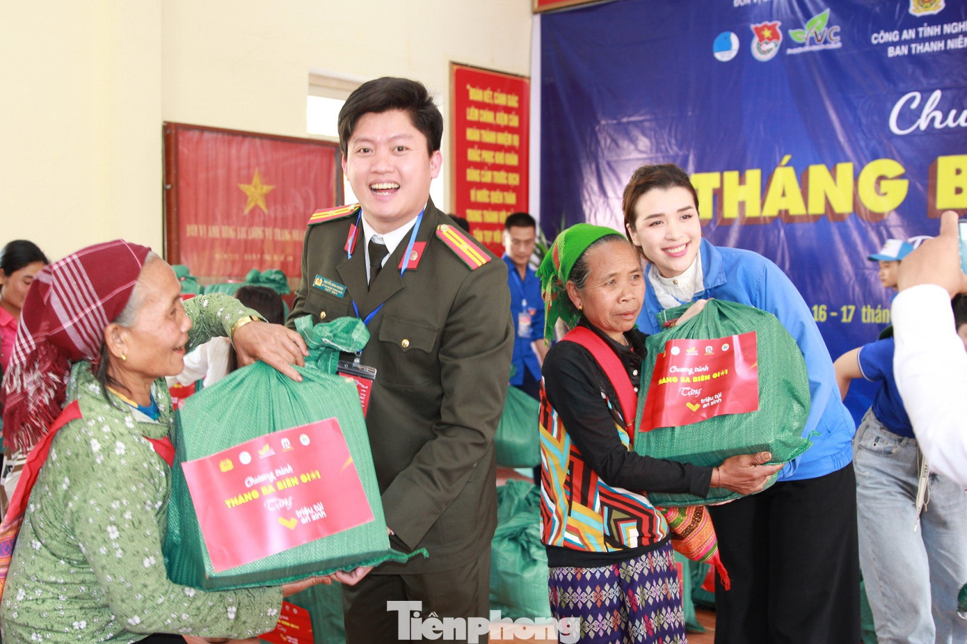 Thiếu tá Nguyễn Đình Khánh - Trưởng Ban Thanh niên Công an tỉnh Nghệ An và Á hậu 1 Biển đảo Việt Nam 2022 Hoàng Thùy Anh tặng quà cho người dân. Thiếu tá Nguyễn Đình Khánh - Trưởng Ban Thanh niên Công an tỉnh Nghệ An và Á hậu 1 Biển đảo Việt Nam 2022 Hoàng Thùy Anh tặng quà cho người dân.