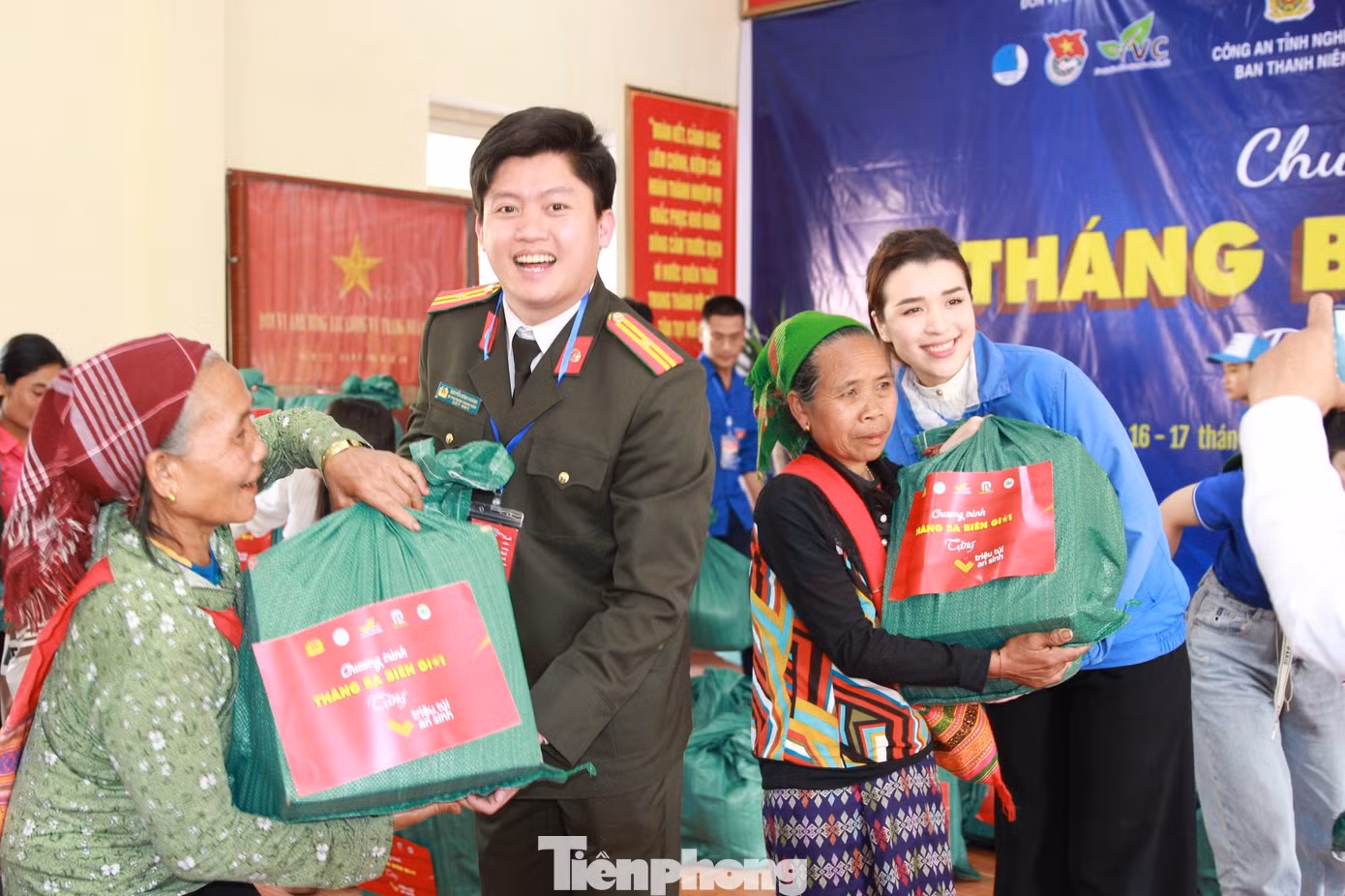 Thiếu tá Nguyễn Đình Khánh - Trưởng Ban Thanh niên Công an tỉnh Nghệ An và Á hậu 1 Biển đảo Việt Nam 2022 Hoàng Thùy Anh tặng quà cho người dân. Thiếu tá Nguyễn Đình Khánh - Trưởng Ban Thanh niên Công an tỉnh Nghệ An và Á hậu 1 Biển đảo Việt Nam 2022 Hoàng Thùy Anh tặng quà cho người dân.