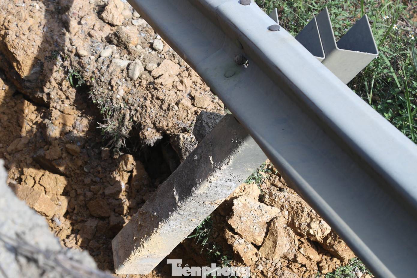 Ảnh hưởng của cơn bão số 4 gây mưa lũ kéo dài trong tháng 9 đến trung tuần 10 vừa qua, đường Hồ Chí Minh đoạn qua địa bàn Nghệ An thiệt hại ước tính 9,6 tỉ đồng.