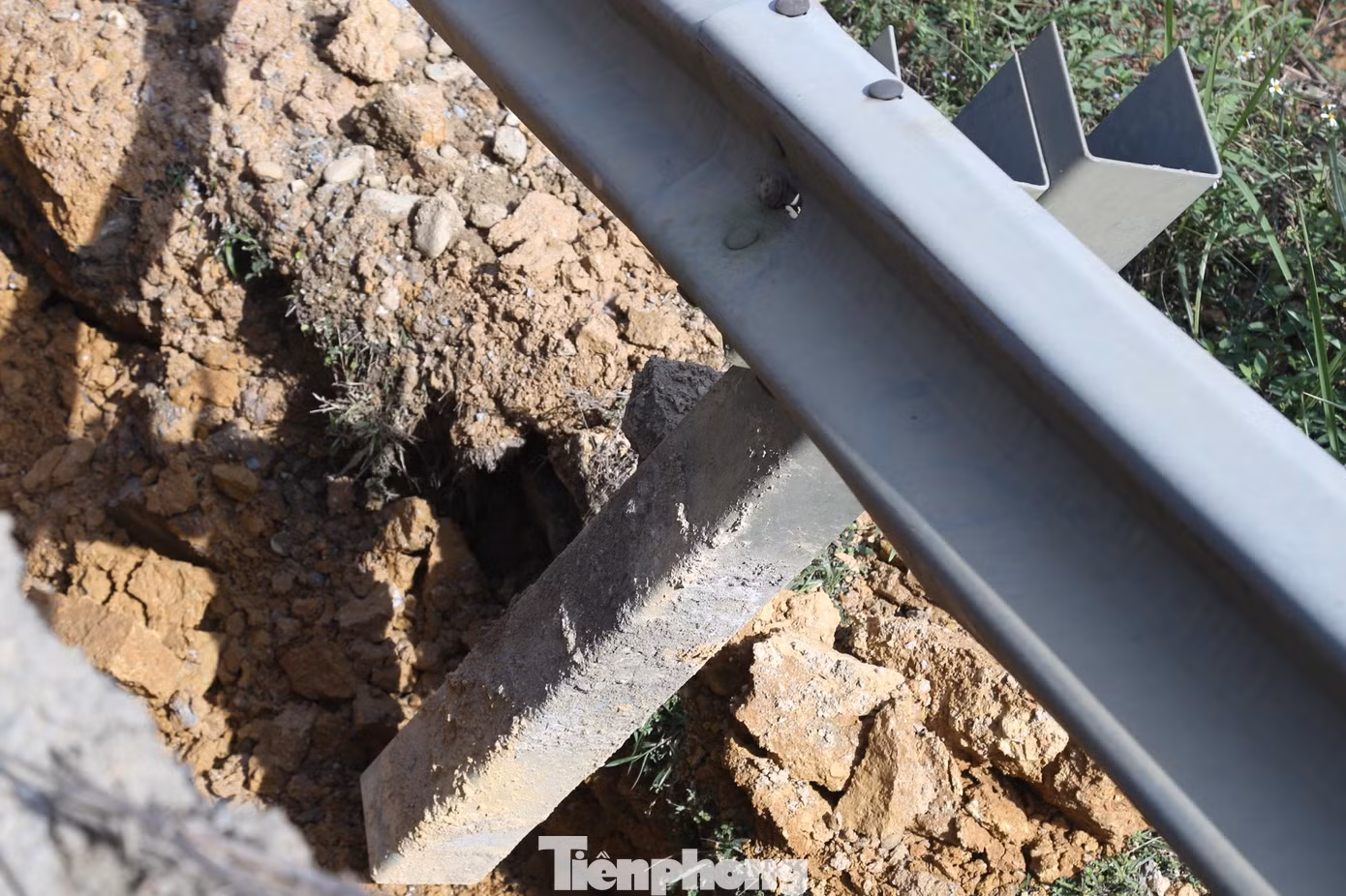 Ảnh hưởng của cơn bão số 4 gây mưa lũ kéo dài trong tháng 9 đến trung tuần 10 vừa qua, đường Hồ Chí Minh đoạn qua địa bàn Nghệ An thiệt hại ước tính 9,6 tỉ đồng.