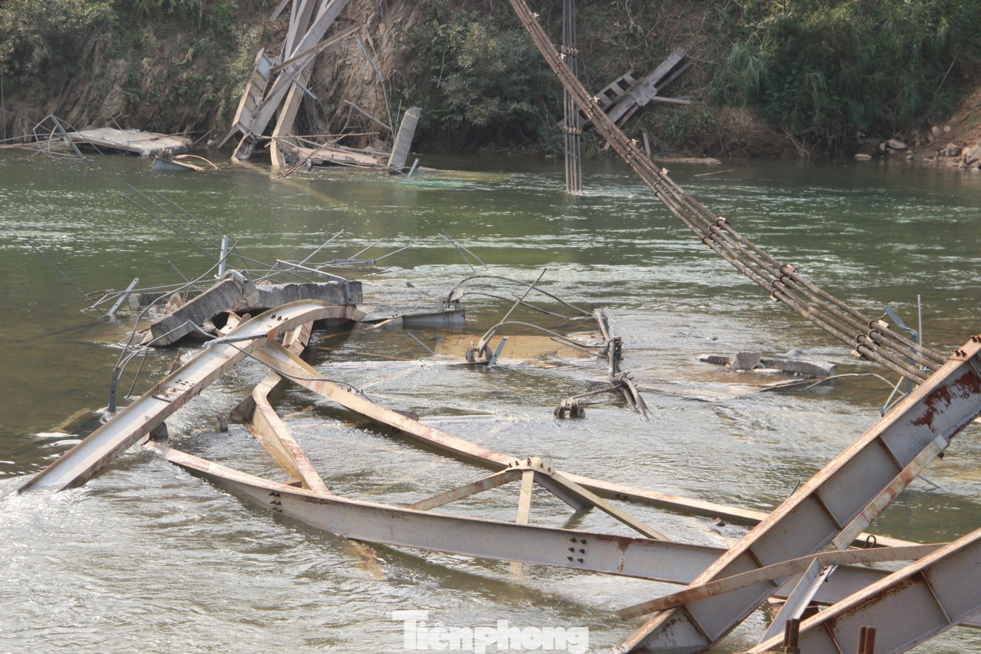Một phần cấu kiện cầu nằm dưới lòng sông. Một phần cấu kiện cầu nằm dưới lòng sông.