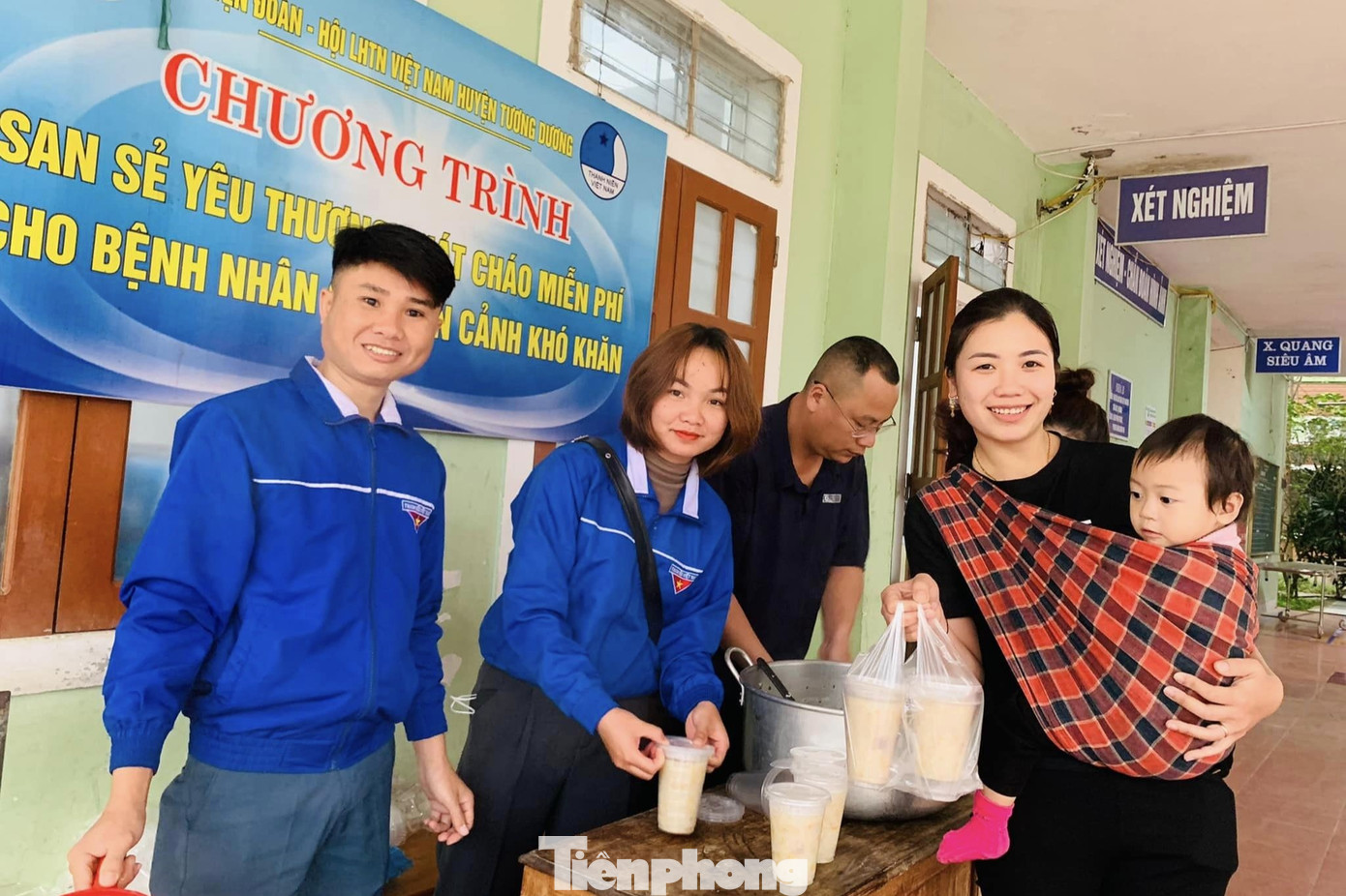 Hàng nghìn bát cháo tình thương đến với bệnh nhân nghèo.