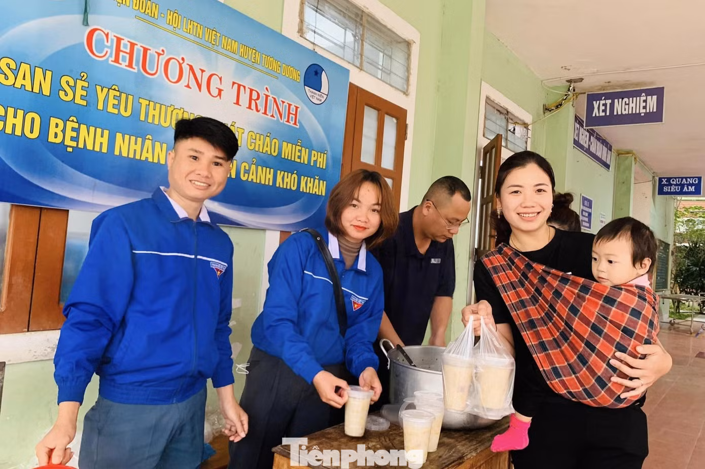 Hàng nghìn bát cháo tình thương đến với bệnh nhân nghèo.